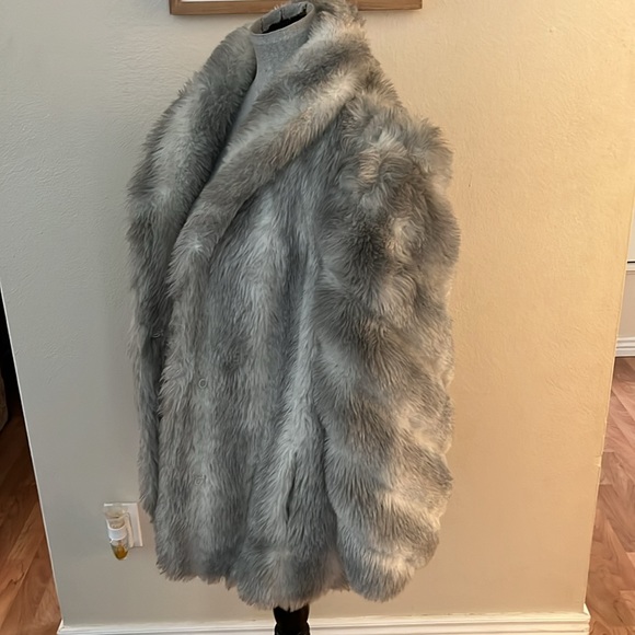 Beautiful warm vintage Saxton Hall coat. Says size 18, fits like a size large. - Picture 4 of 7